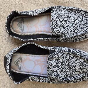 Roxys Floral Black and White Women's Shoes Size 5.5